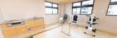 広い木目調のリハビリスペース