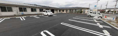 ゆったりした介護施設の駐車場