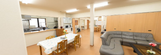 ゆとりある共有スペースの介護施設内部