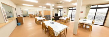 介護施設の広々した共有スペース