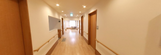 介護施設内の清潔で広い廊下