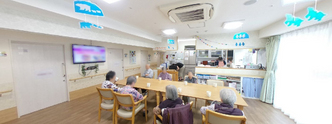 介護施設の居間と勤務スペース