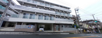 介護施設外観と隣接する道路