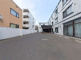 介護施設の外観と駐車場