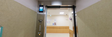 介護施設の廊下と掲示板