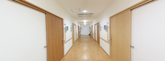 施設の廊下の明るい内装