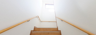 明るく清潔な施設の階段部分