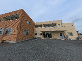 明るい外観の建物エントランス