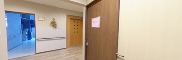 清潔で広々した施設の廊下