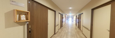 介護施設内の廊下と部屋の扉