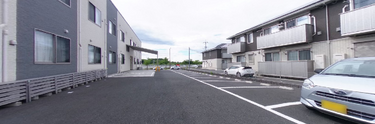 介護施設の明るい外観と環境