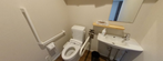 手すり付きの広々トイレ空間