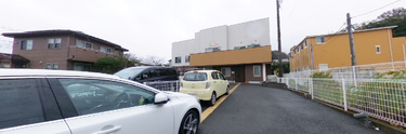 介護施設の正面入口と駐車スペース
