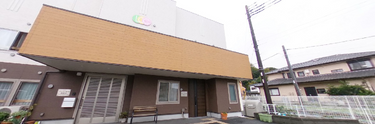 介護施設のエントランスと外観