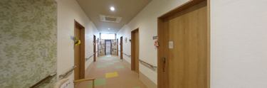 広々とした介護施設の廊下