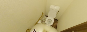 手すり付きの介護施設トイレ