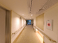 介護施設の明るく広い廊下