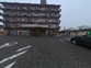 広い駐車場の建物