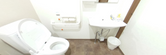 施設のトイレと洗面設備