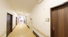 介護施設内の廊下と扉たち
