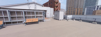 広々とした屋上勤務環境