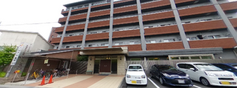 活気ある職場の外観