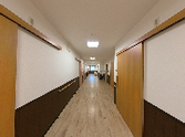 明るい廊下の共用通路  