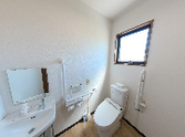 明るい多目的トイレの洗面台  