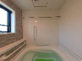 広々とした浴室