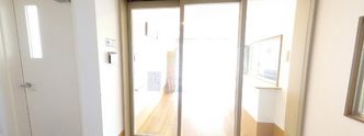 介護施設内の廊下と部屋の扉