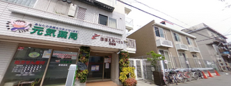 介護施設の前の通り