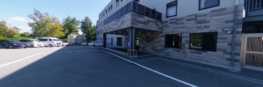 ゆとりある駐車スペースの外観