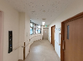 落ち着いた廊下の風景