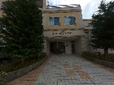 広々とした出勤先の外観