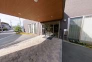 清潔でモダンな介護施設の外観