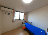 窓のあるシンプルな部屋