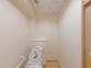 明るいトイレの風景