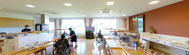 介護施設の居間と廊下の風景