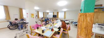 介護施設内の共有スペースの光景