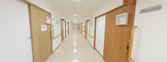 きれいで明るい施設の廊下