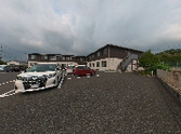 広い駐車場と施設外観