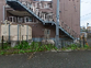 明るい外観の建物