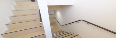 室内の階段と窓のある空間