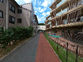 介護施設の建物と道