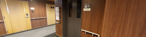 職員用通路と待合スペース