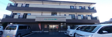 清潔感のある介護施設外観