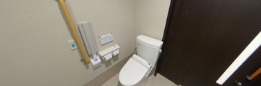 清潔で手すり付きのトイレ施設