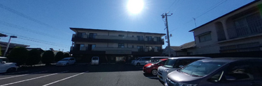 広々とした駐車場のある施設