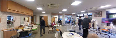 介護施設のスタッフと利用者