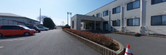 施設外観と周辺の駐車場